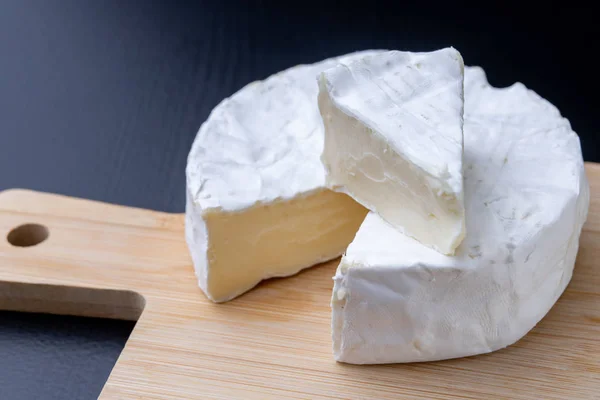 Queijo Azul Saboroso Numa Tábua Madeira Pratos Italianos Preparados Mesa — Fotografia de Stock