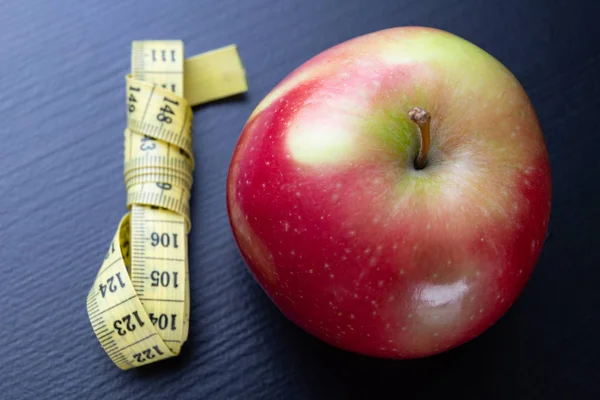 Mele Saporite Mature Avvolte Metro Frutta Tavolo Scuro Fondo Nero — Foto Stock