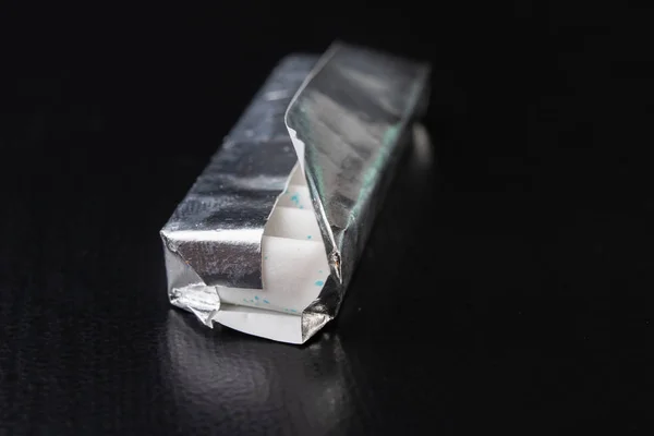 Жвачка Столе Мятные Освежающие Таблетки Серебряном Пакете Темный Фон — стоковое фото