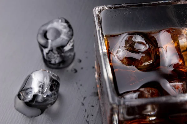 Холодный Напиток Льдом Тёмном Столе Холодный Напиток Стакане Чёрный Фон — стоковое фото