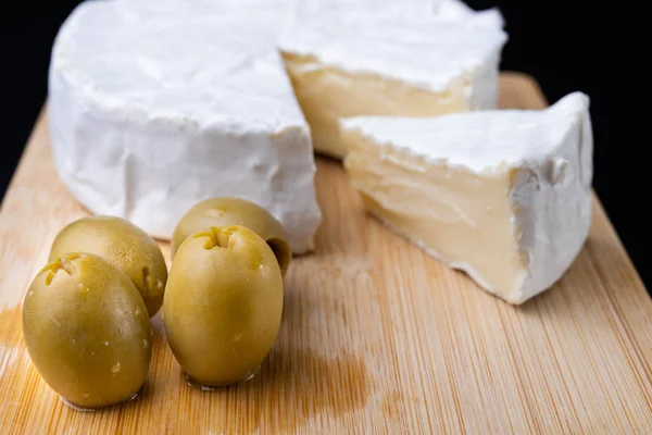 Sabroso Queso Azul Una Tabla Madera Prepararon Platos Italianos Mesa —  Fotos de Stock