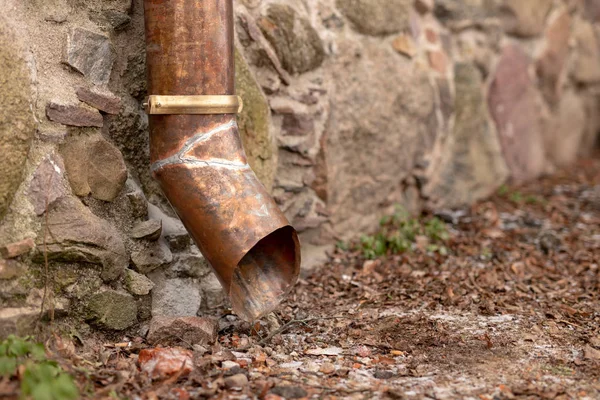 Oude Koperen Afvoer Rugmarge Een Bakstenen Gebouw Installatie Die Het — Stockfoto