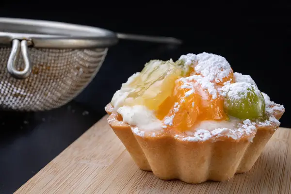 Leckere Cupcake Mit Früchten Auf Dem Küchentisch Gebackenes Dessert Mit — Stockfoto