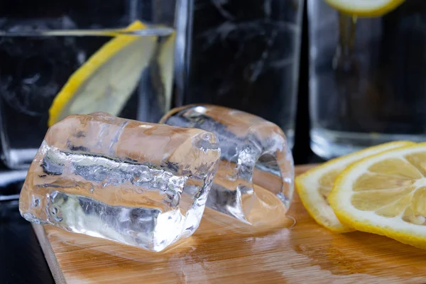 Bebida Fría Vaso Mesa Cocina Limón Hielo Con Agua Mejor —  Fotos de Stock