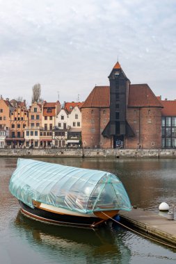 Gdansk, Pomorskie / Polonya - Şubat, 07, 2019: Motlawa Nehri üzerinde uzun sahil. Kiralık evler ve gemi demirlemiş. Kış sezonu.