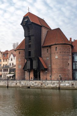 Gdansk, Pomorskie / Polonya - Şubat, 07, 2019: Motlawa Nehri üzerinde uzun sahil. Kiralık evler ve gemi demirlemiş. Kış sezonu.