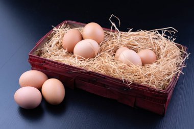 Lezzetli yumurta saman yatak takımları. Ev yapımı hamur işleri için taze malzemeler. Koyu arka plan.