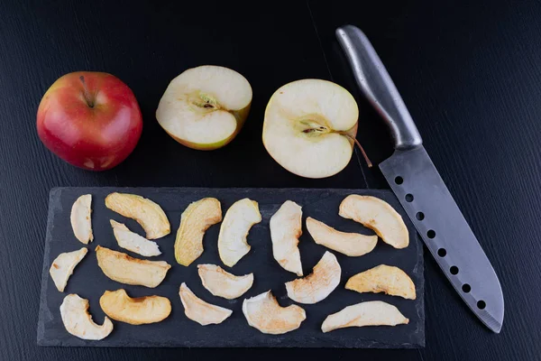 Sabrosos Trozos Manzanas Secas Mesa Cocina Deliciosas Adiciones Dulces Los — Foto de Stock