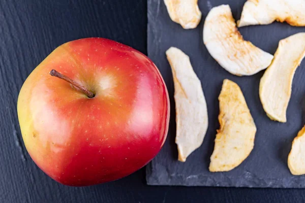Sabrosos Trozos Manzanas Secas Mesa Cocina Deliciosas Adiciones Dulces Los — Foto de Stock