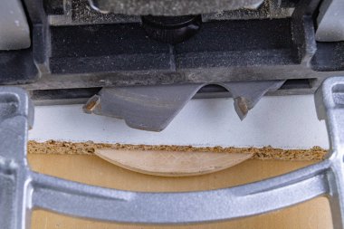 Sanayi sipes ve özel freze makinesi kullanarak atölyesinde çalışıyor. Açık renkli.