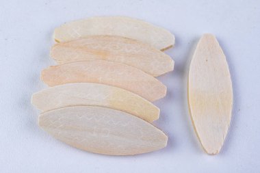 Sanayi sipes ve özel freze makinesi kullanarak atölyesinde çalışıyor. Açık renkli.