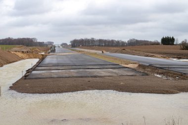 Yeni bir çift şeritli yol inşaatı. Orta Avrupa'da şantiye. Kış sezon.