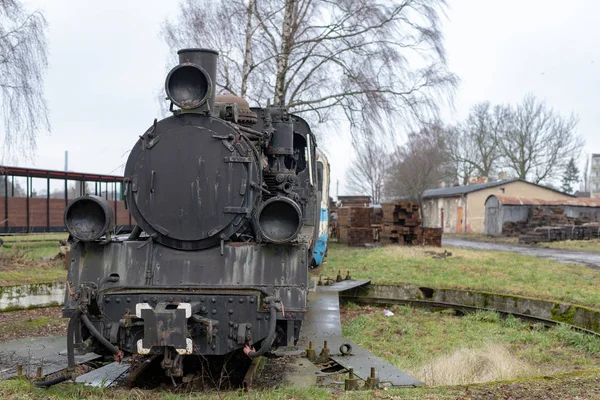 狭いゲージの鉄道の古いさびた機関車 駐留地の古い蒸気機関車 秋のシーズン — ストック写真