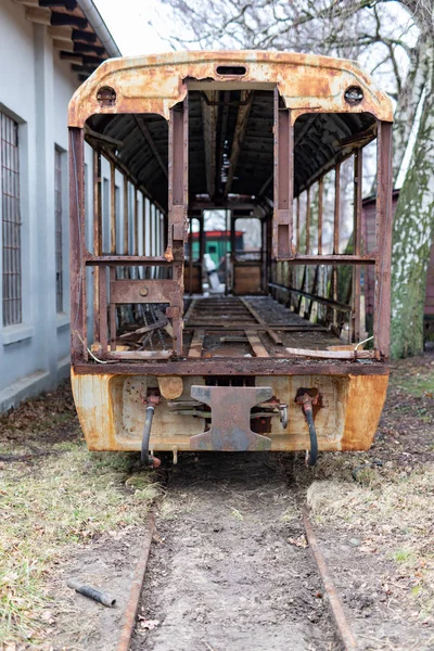 Velho Vagão Enferrujado Ferrovia Bitola Estreita Local Estacionamento Antigas Locomotivas — Fotografia de Stock