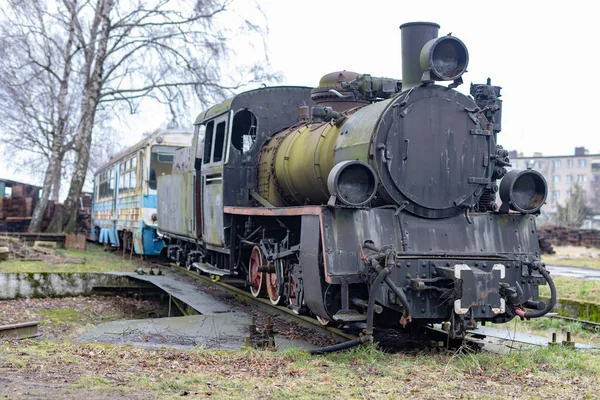 Alte Rostige Lokomotive Der Schmalspurbahn Stationierungsort Alter Dampflokomotiven Herbstzeit — Stockfoto
