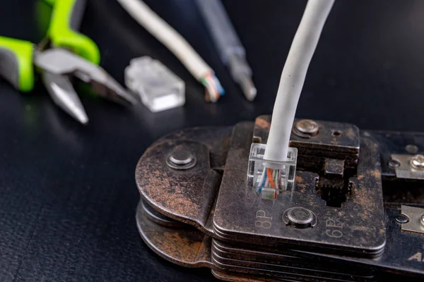 Trabajo Taller Sobre Conexiones Utilizadas Electrónica Cables Conectores Ordenador Rj44 — Foto de Stock