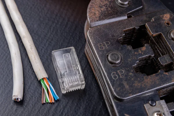 Trabajo Taller Sobre Conexiones Utilizadas Electrónica Cables Conectores Ordenador Rj44 — Foto de Stock