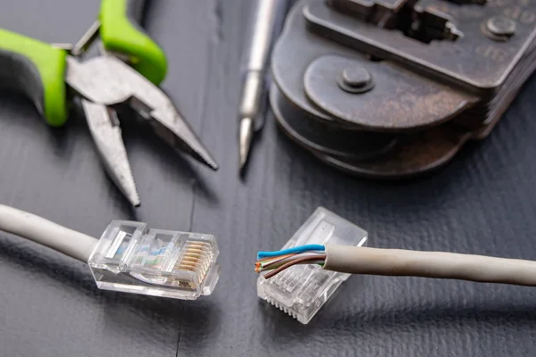 Trabajo Taller Sobre Conexiones Utilizadas Electrónica Cables Conectores Ordenador Rj44 — Foto de Stock