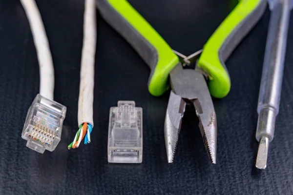 Trabajo Taller Sobre Conexiones Utilizadas Electrónica Cables Conectores Ordenador Rj44 — Foto de Stock