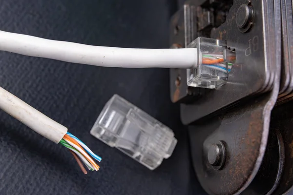 Trabajo Taller Sobre Conexiones Utilizadas Electrónica Cables Conectores Ordenador Rj44 — Foto de Stock