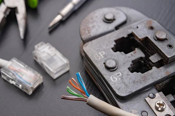 Trabajo Taller Sobre Conexiones Utilizadas Electrónica Cables Conectores Ordenador Rj44 — Foto de Stock