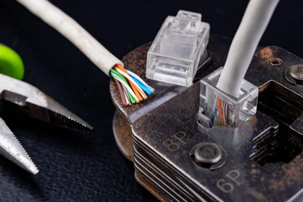 Trabajo Taller Sobre Conexiones Utilizadas Electrónica Cables Conectores Ordenador Rj44 — Foto de Stock