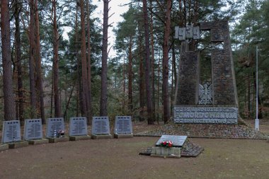 Tuchola, kujawskopomorskie / Polonya - Şubat, 14, 2019: bellek Nazi cinayet bir yer. Almanlar tarafından öldürülen siviller mezarlar. Kış sezon.