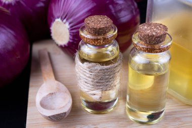 Soğan ve soğuk algınlığı için şifalı suyu. Soğuk algınlığı için Ana Telafiler. Koyu arka plan.