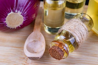 Soğan ve soğuk algınlığı için şifalı suyu. Soğuk algınlığı için Ana Telafiler. Koyu arka plan.