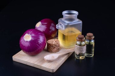 Soğan ve soğuk algınlığı için şifalı suyu. Soğuk algınlığı için Ana Telafiler. Koyu arka plan.