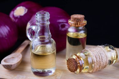 Soğan ve soğuk algınlığı için şifalı suyu. Soğuk algınlığı için Ana Telafiler. Koyu arka plan.