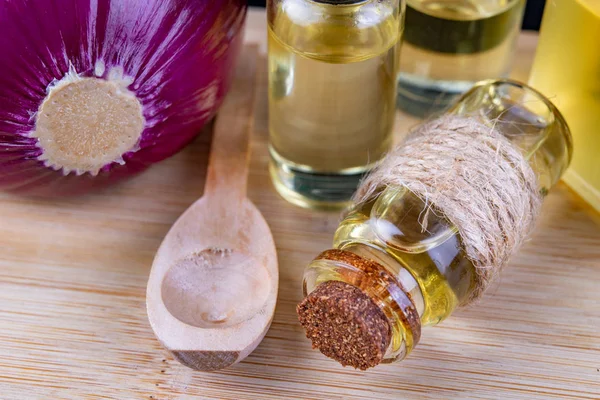 Soğan ve soğuk algınlığı için şifalı suyu. Soğuk algınlığı için Ana Telafiler. Koyu arka plan.