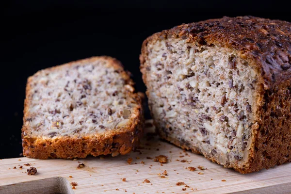 Degustación Pan Con Semillas Una Tabla Madera Pan Negro Fresco — Foto de Stock