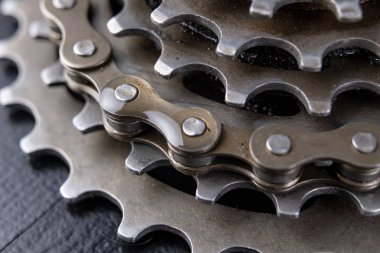 Bir dişli ve zincir bir atölye tablo. Yağlama ve bisiklet sürücü tamiri. Koyu arka plan.