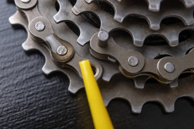 Bir dişli ve zincir bir atölye tablo. Yağlama ve bisiklet sürücü tamiri. Koyu arka plan.