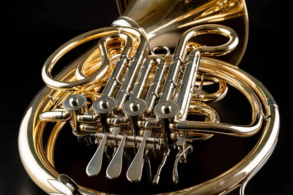 Waldhorn Auf Einem Holztisch Schön Poliertes Musikinstrument Dunkler Hintergrund — Stockfoto