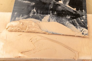 Ahşap yama için bileşik doldurma. Düzeltme eki uygulama kurulları ile seviyelendirme bir bileşik. Açık renkli.