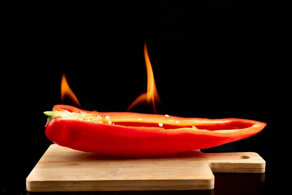 Dojrzałe Czerwone Papryki Płycie Zdrowe Warzywa Domowej Kuchni Ciemne Tło — Zdjęcie stockowe