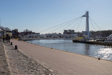 Ustka, pomorskie / Polonya - Şubat, 22, 2019: yaya köprüsü aracılığıyla Ustka bağlantı noktası kanalda. Harbor binaları Polonya. Kış sezon.
