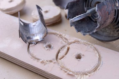 Ormanda delikler yapmak için bir aygıt. DIY meraklıları için sanayi aksesuarlar. Koyu arka plan.