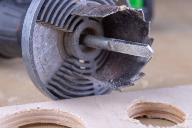 Ormanda delikler yapmak için bir aygıt. DIY meraklıları için sanayi aksesuarlar. Koyu arka plan.