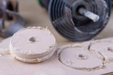 Ormanda delikler yapmak için bir aygıt. DIY meraklıları için sanayi aksesuarlar. Koyu arka plan.