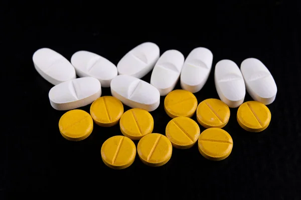 Medizintabletten Auf Einem Holztisch Verschiedene Medizinische Medikamente Dunkler Hintergrund — Stockfoto