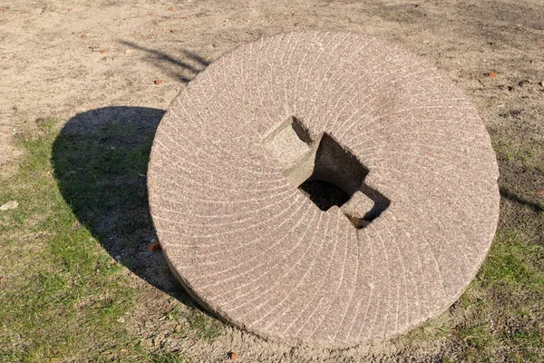 Una Rueda Piedra Para Moler Grano Molinillos Viejos Lugar Monumento —  Fotos de Stock