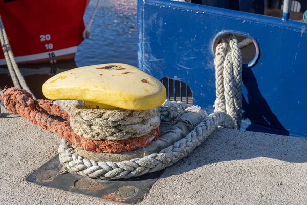 Ship Mooring Rope Moored Bollard Moored Boat Port Winter Season — Stock Photo, Image