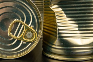 Hasarlı metal ahşap bir masa üzerinde sebze ile olabilir. Bir kutu konserve sebze. Koyu arka plan.