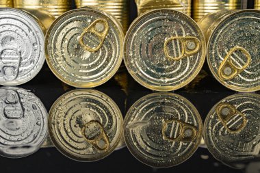 Islak bir sebze ile olabilir. Bir metal üzerinde Su damlacıkları kapak. Koyu arka plan.