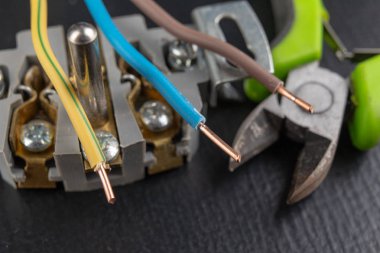 Elektrik telleri bir elektrik prizine monte. Elektrik acc