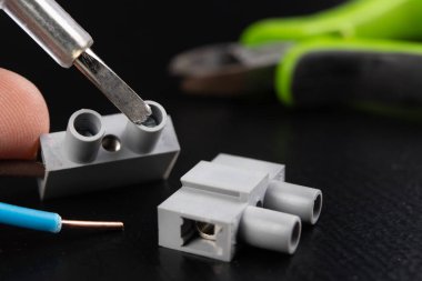 Elektrik telleri bir elektrik prizine monte. Elektrik acc