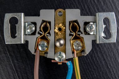 Elektrik telleri bir elektrik prizine monte. Elektrik acc
